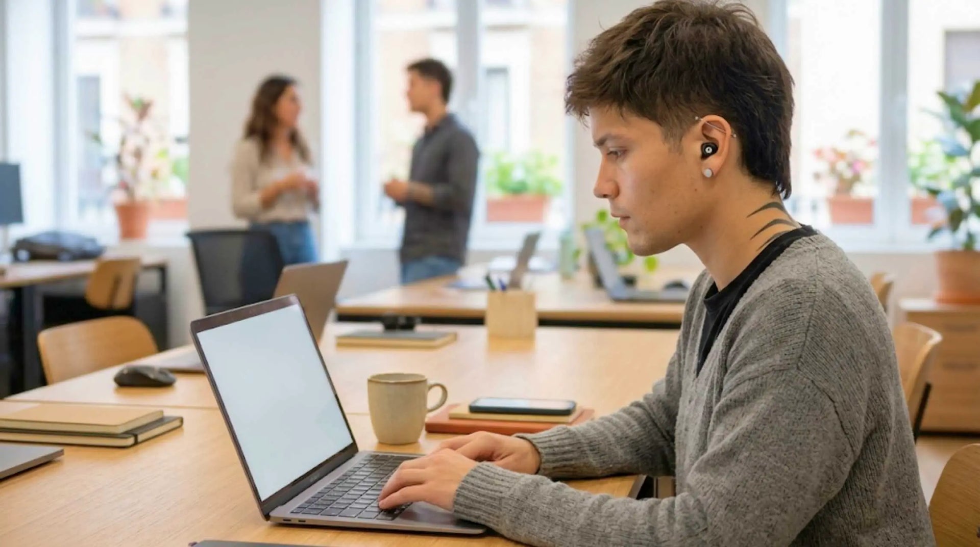 ¿Es de mala educación llevar tapones en la oficina? Mito y realidad