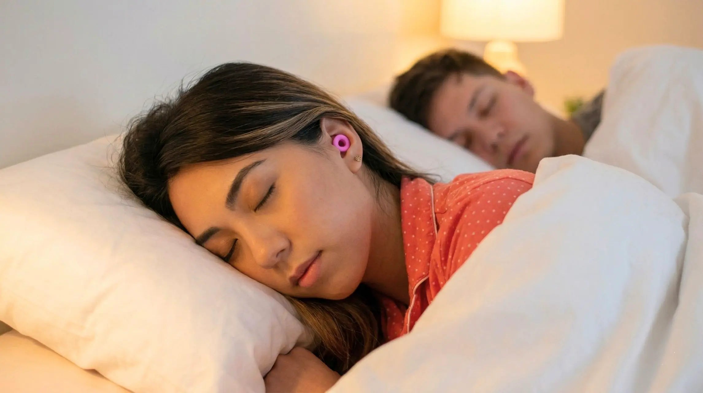 Pareja durmiendo con los tapones Mood Focus para un descanso sin ruidos