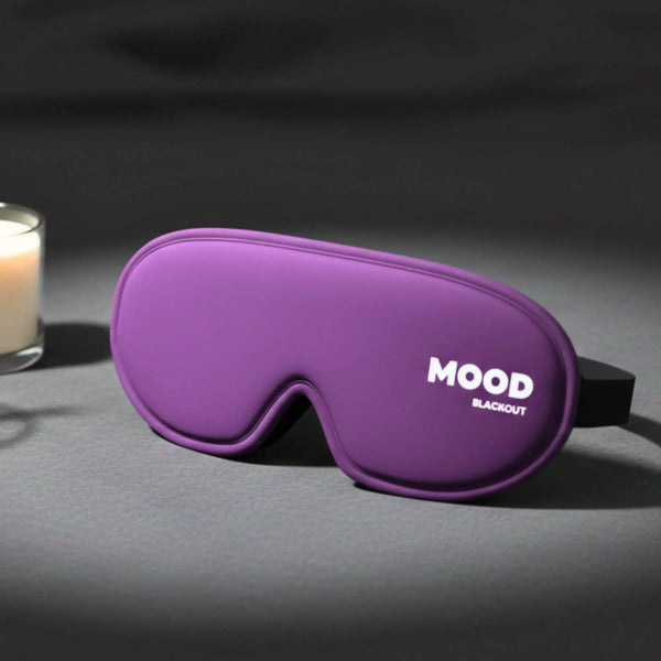 Antifaz morado para dormir Blackout de Mood Earplugs, diseñado para un bloqueo total de luz y máximo confort en España.