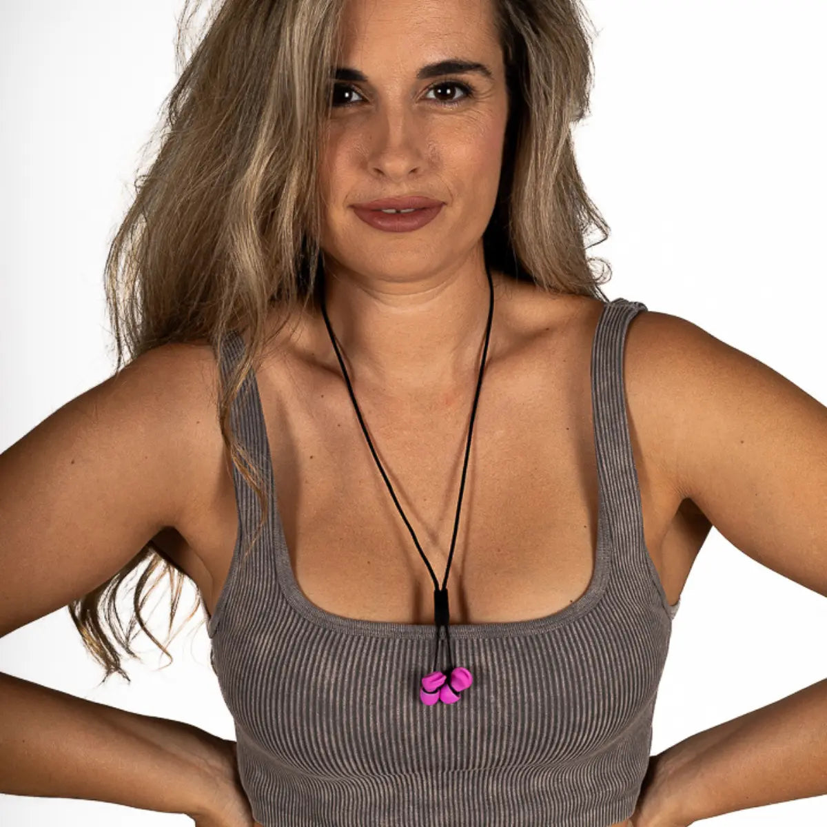 Chica con el cordón magnético para transportar tapones para los oídos Mood Earplugs