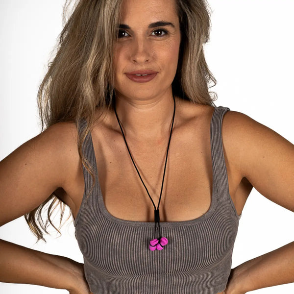 chica con el cordon magnético para transportar tapones para los oídos mood earplugs
