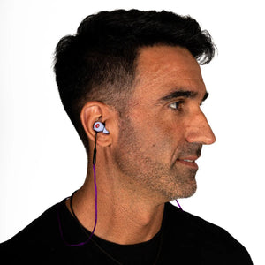 chico usando los tapones para dj y el cordon de transporte mood connect