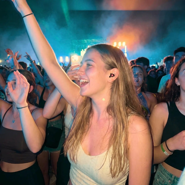chica bailando con tapones para concierto mood happy #black