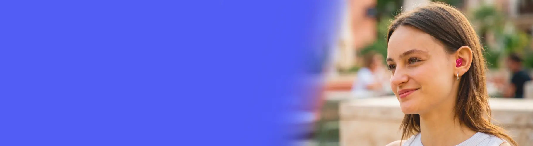 banner hero de la tienda online de mood earplugs donde se ve una chica joven usando los Mood Pro de color candy
