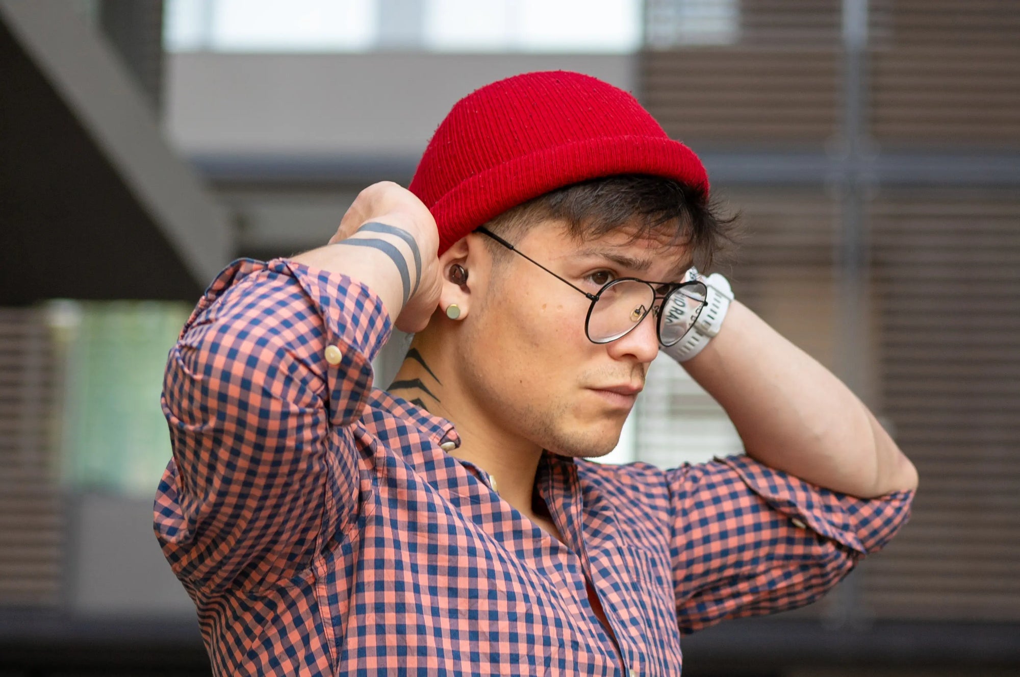 Chico joven con tapones discretos para aliviar la hipersensibilidad sensorial y el ruido urbano