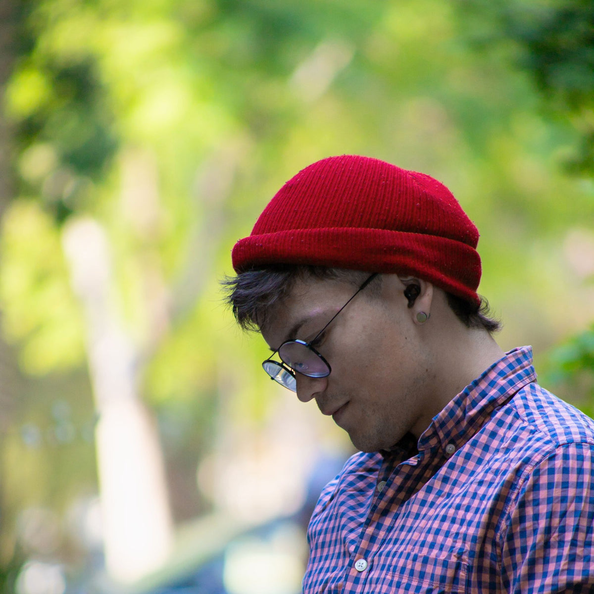 Hombre con tapones Mood Earplugs Pro Onyx paseando al aire libre, disfrutando de tranquilidad en entornos con ruido