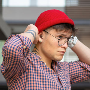 Hombre ajustando los tapones para los oídos Mood Earplugs Pro Onyx (gris), diseñados para entornos de trabajo ruidosos y alta sensibilidad auditiva