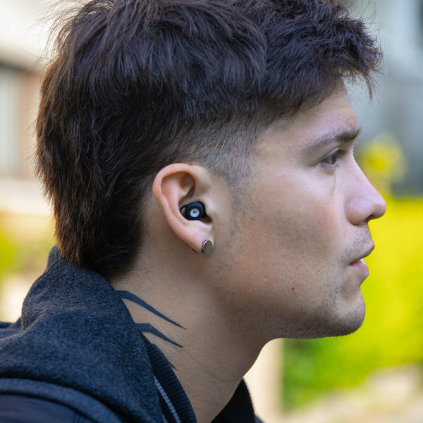 Detalle del uso de los tapones Mood Earplugs Chill Black, confort y elegancia en cualquier entorno.
