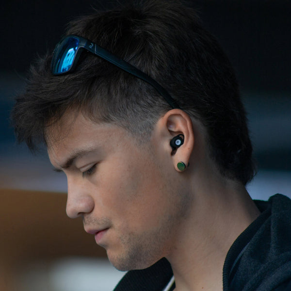 Tapones auditivos Mood Earplugs Chill Black vistos de perfil, ideales para reducir el ruido sin aislarte. #black