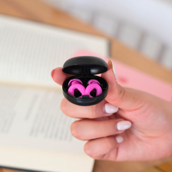 Tapones para los oídos reutilizables Mood Earplugs Focus Pink dentro de su funda negra, perfectos para dormir o concentrarse sin ruido