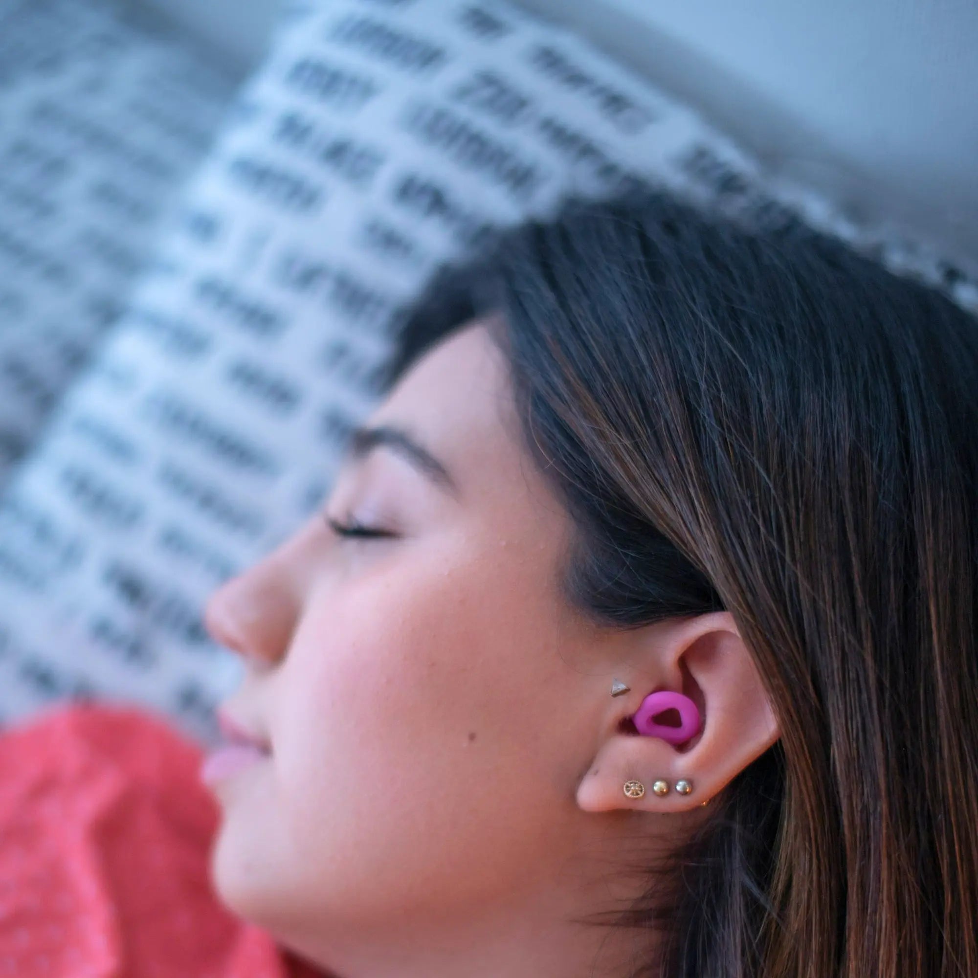 Mujer descansando de lado con los tapones Mood Focus puestos