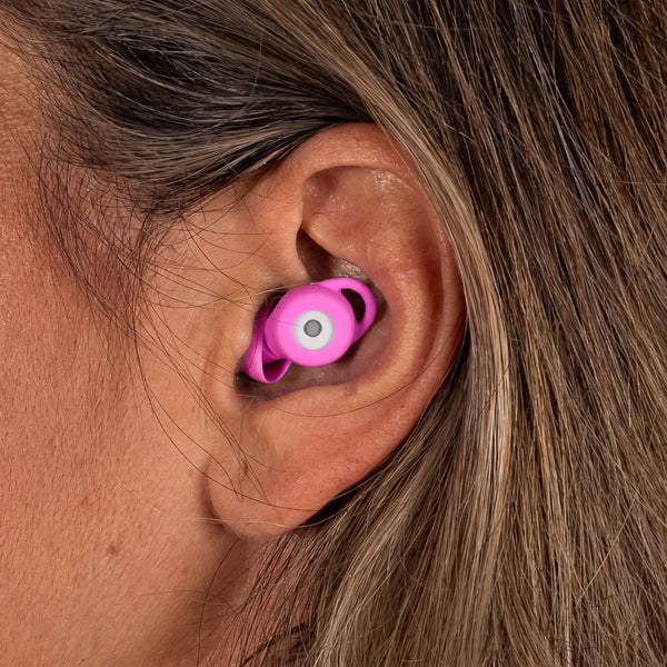 chica usando los tapones para asistir a reuniones de la empresa española mood earplugs #pink